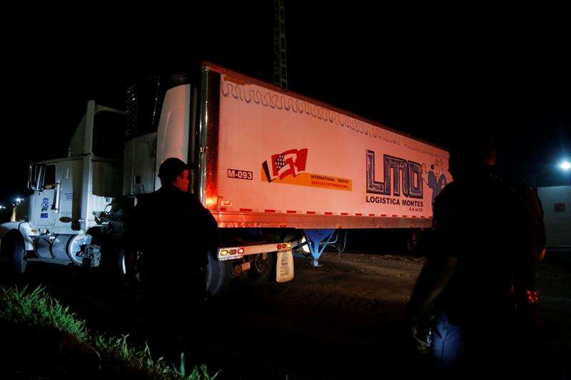 Policías Federales trasladan un contenedor a las instalaciones del Instituto Jalisciense de Ciencias Forenses (IJCF) ayer lunes 17 de septiembre de 2018, en el municipio de Tlaquepaque, en el estado de Jalisco (México). EFE