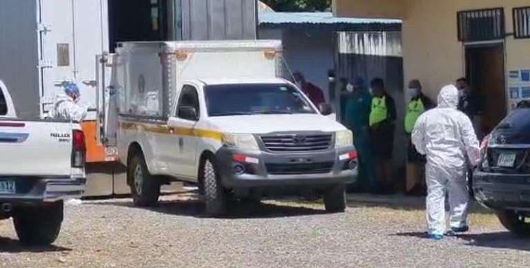 El contenedor para refrigerar los cuerpos de los migrantes fallecidos en el accidente en Gualaca se instaló en las afueras de la morgue judicial de David.