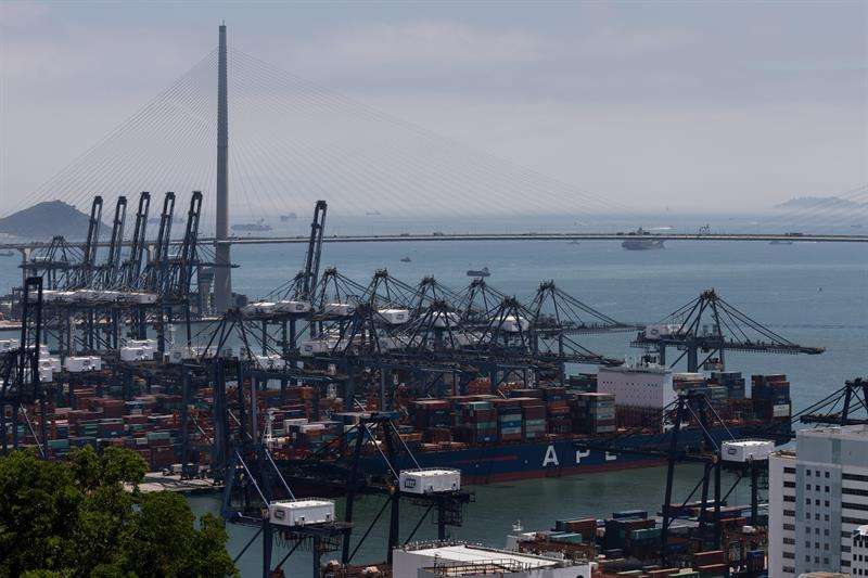 Contenedores permanecen almacenados, este martes, en el puerto de Hong Kong (China). EFE