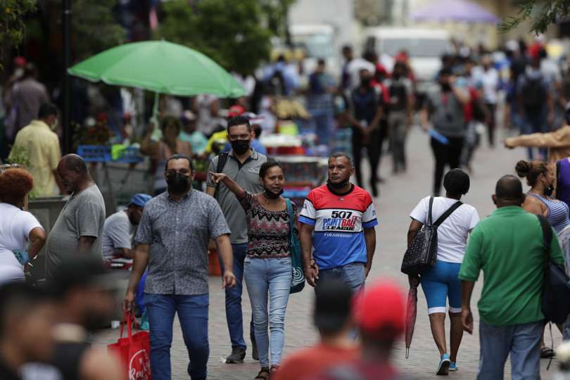 Personas caminan sin mascarillas el 5 de julio de 2022, en la Avenida Central en Ciudad de Panamá (Panamá). EFE