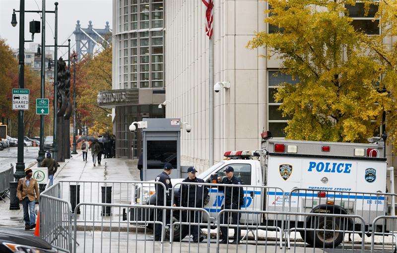 Imagen de archivo de varios policías montan guardia en el exterior de una corte federal de Nueva York en Brooklyn, Nueva York (Estados Unidos). EFE/Archivo