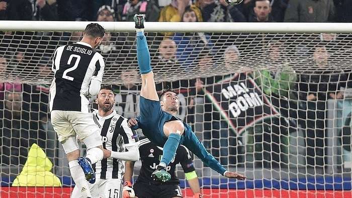 Cristiano Ronaldo anota de chilena ante la Juventus./EFE