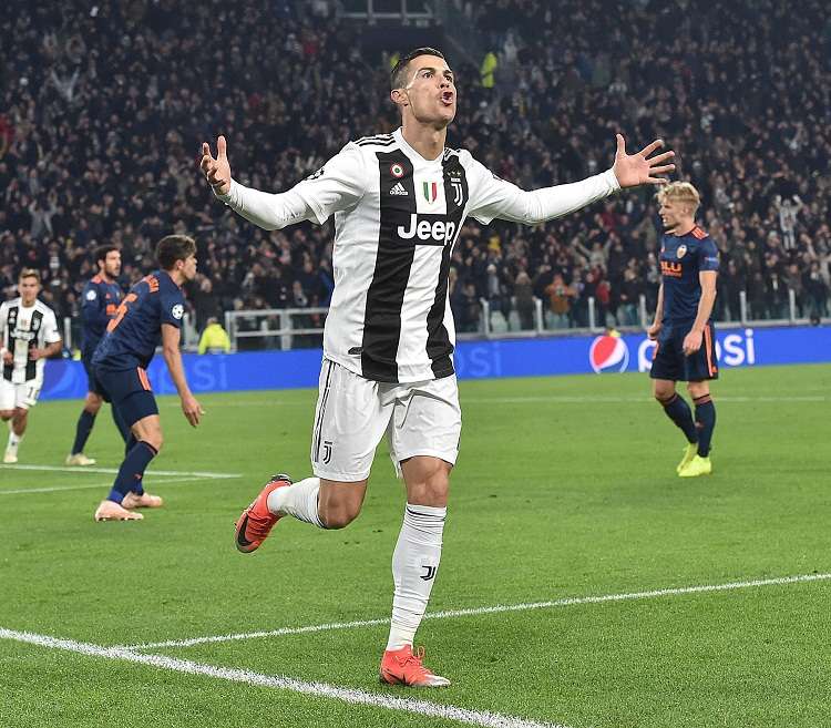 Cristiano Ronaldo  celebra su anotación ante el Valencia. Foto: AP