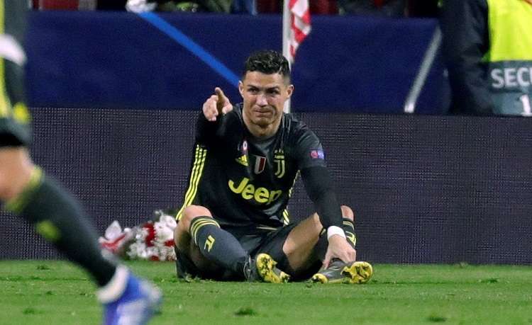  Cristiano Ronaldo se lamenta durante el partido de ida de octavos de final de la Liga de Campeones. Foto: EFE