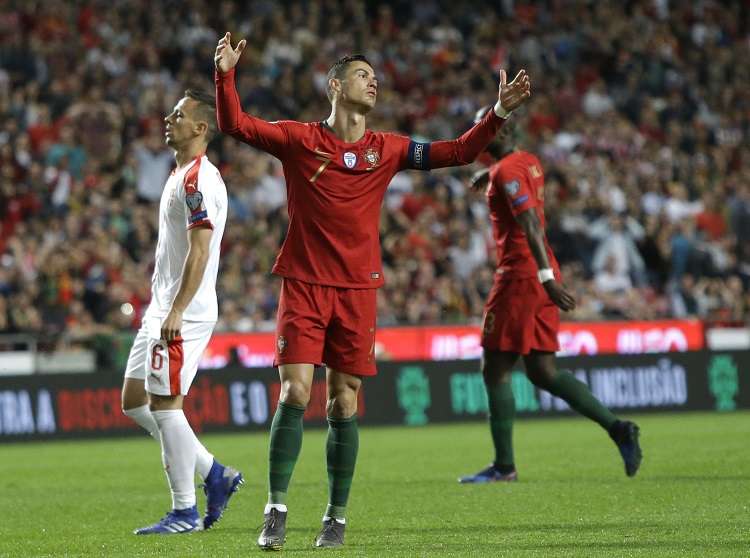 El portugués sufrió una lesión en el muslo derecho y se tuvo que retirar a la media hora del empate 1-1 de su selección ante Serbia. Foto: AP