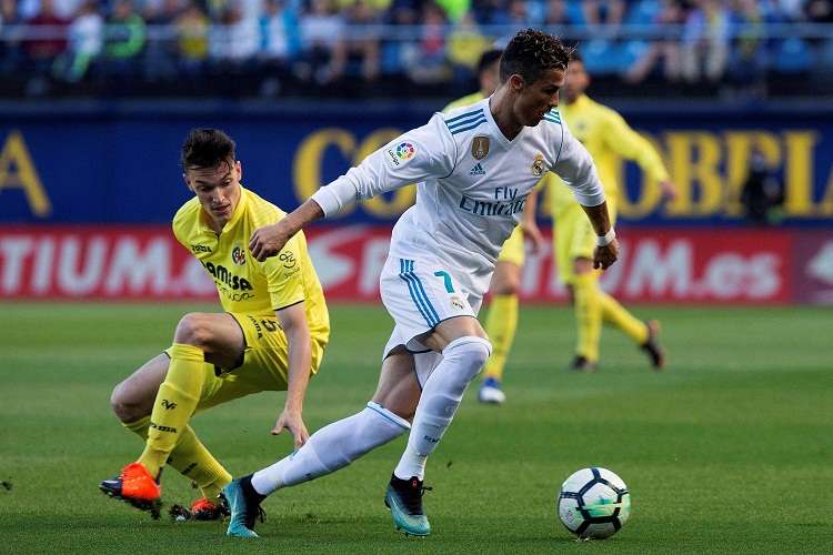 Cristiano Ronaldo (d), protege el balón ante la presencia del defensa del Villarreal, Adrián Marín. Foto: EFE