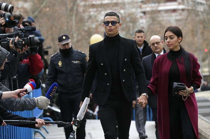 Cristiano Ronaldo  junto a su novia Georgina Rodríguez ingresan al juzgado en Madrid. Foto: AP 