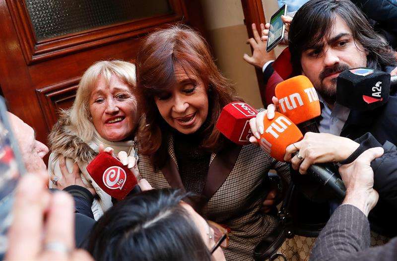 La expresidenta de Argentina Cristina Fernández sale de su casa para acudir a declarar como imputada en una causa en la que se investiga una presunta red de sobornos de empresarios de la obra pública a funcionarios de su Gobierno, en Argentina. EFE