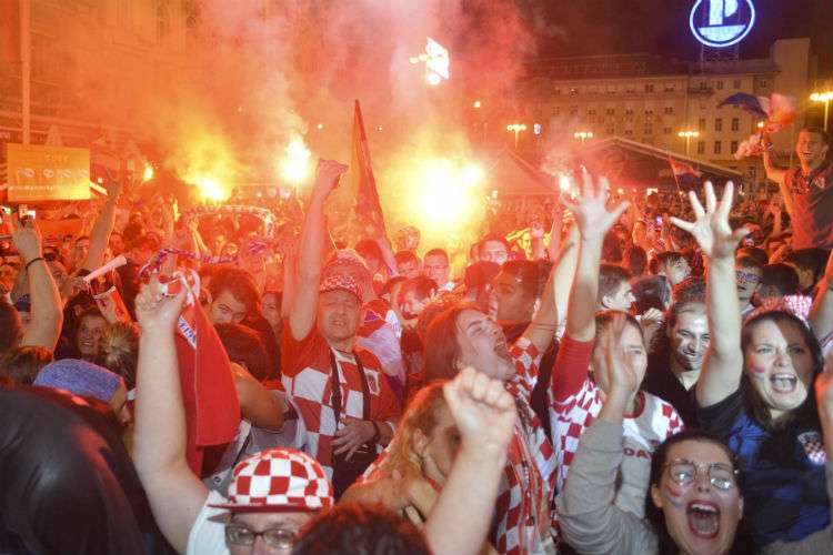 Fanáticos de Croacia celebran en el centro de Zagreb. Foto: AP