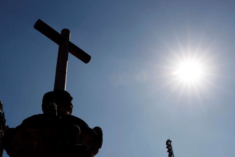 Fotografía muestra una cruz de la Catedral de la Ciudad de México (México). EFE