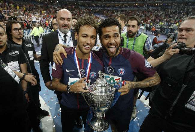Dani Alves (dcha.) junto a Neymar en la celebración por el título de la Copa del Rey.