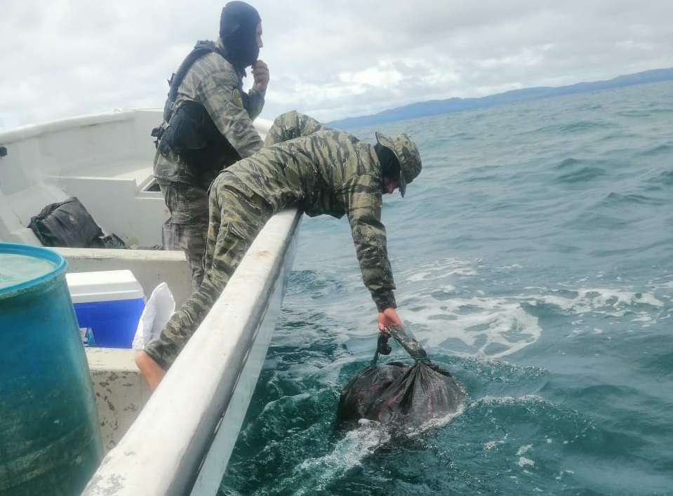 En una operación conjunta entre el Senan y la Policía se logró el decomiso de 120 paquetes de presunta sustancia ilícita en Isla Cébaco, provincia de Veraguas. 