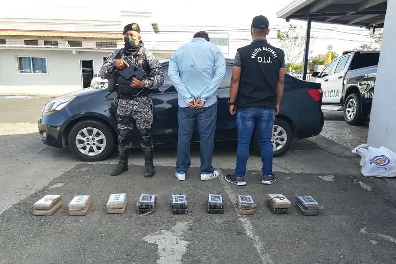 Unidades de la Policía Nacional aprehendieron a la altura de La Pesa en el distrito de La Chorrera, a un hombre quien mantenía 18 paquetes con presunta droga.