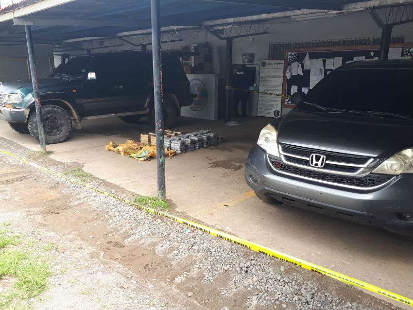Los vehículos, la droga y los detenidos fueron remitidos ante las autoridades competentes.  /  Foto: Melquiades Vásquez