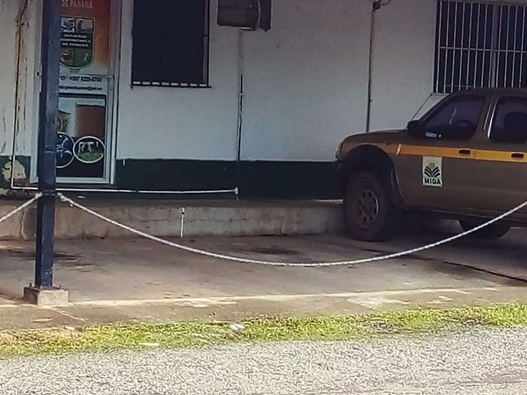 Según la denuncia, los funcionarios del Mida de Veraguas colocan cadenas o conos para evitar el uso de los estacionamientos.