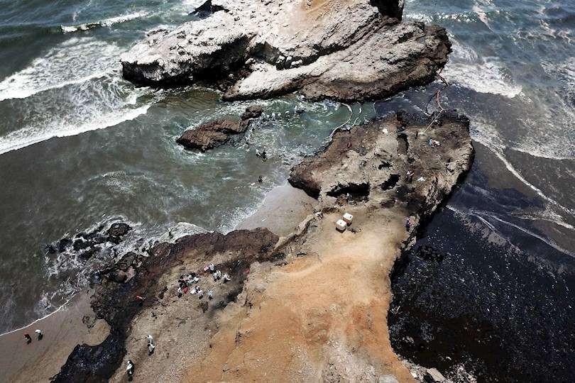 Vista aérea de los daños ambientales en la playa de Ventanilla, tras el derrame de petróleo vertido el sábado al océano Pacífico desde la refinería peruana de La Pampilla, en una fotografía de archivo. EFE