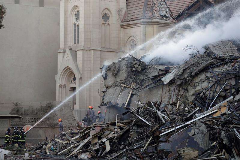 Bomberos trabajan hoy, miércoles 2 de mayo de 2018, en el edificio de 24 plantas que se derrumbó ayer durante un incendio de grandes proporcionesen el centro de Sao Paulo (Brasil). EFE