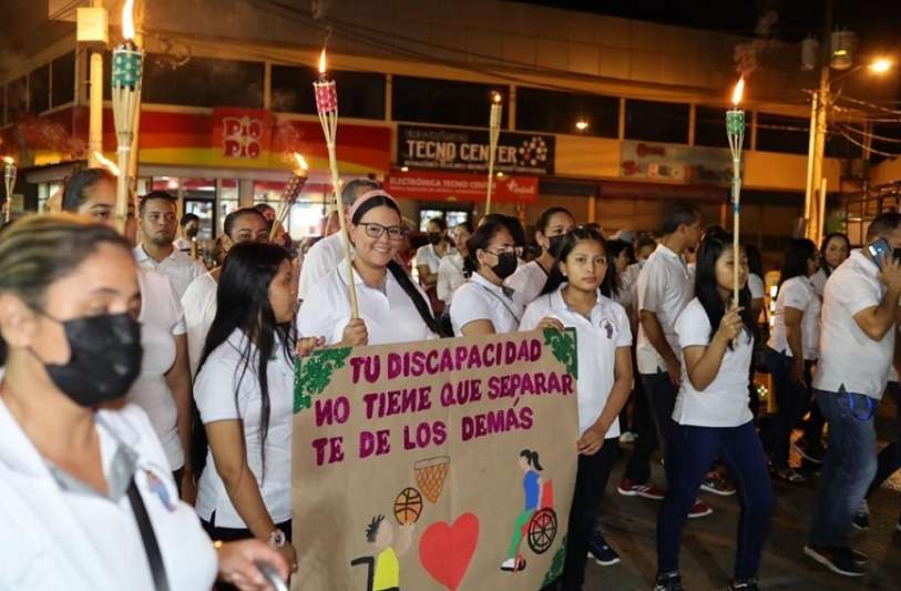 Herreranos conmemoran el Día Internacional de las Personas con Discapacidad, con un desfile con antorchas.