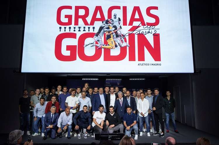 El defensa uruguayo del Atlético de Madrid Diego Godín (c) posa junto a sus compañeros y miembros del cuerpo técnico durante una rueda de prensa. Foto: EFE