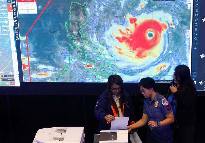 Detalles sobre el tifón Mangkhut, en el Consejo Nacional de Reducción y Gestión del Riesgo de Desastres en Ciudad Quezón, Filipinas. EFE