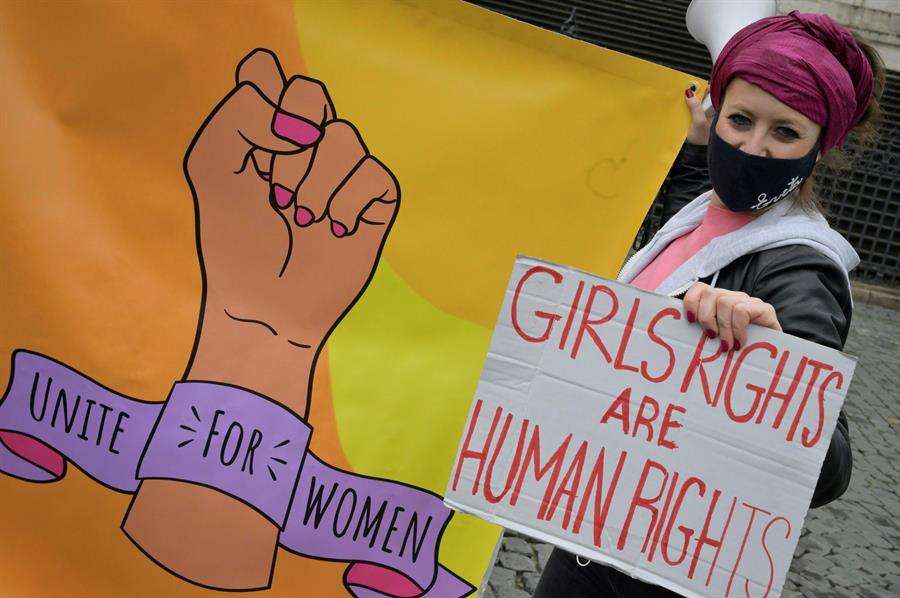 Las mujeres están más representadas en prácticamente todos los sectores que más han sufrido con el parón de las economías. Foto: EFE