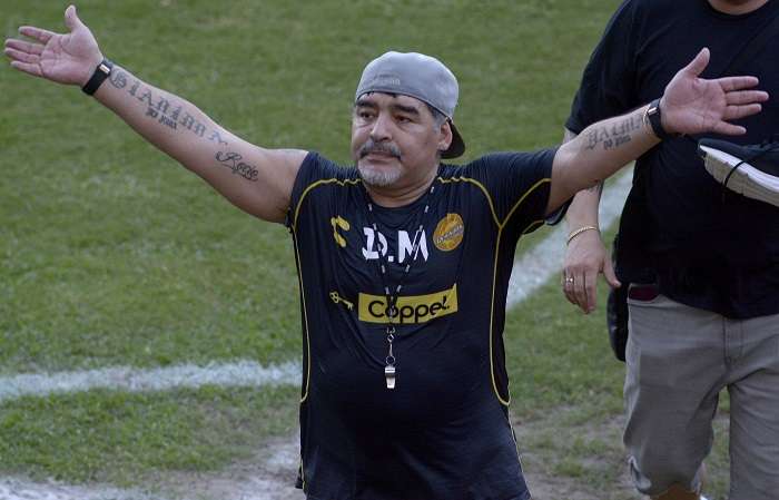 El técnico argentino Diego Armando Maradona (c) saluda a la afición al término de una sesión de entrenamiento./ EFE