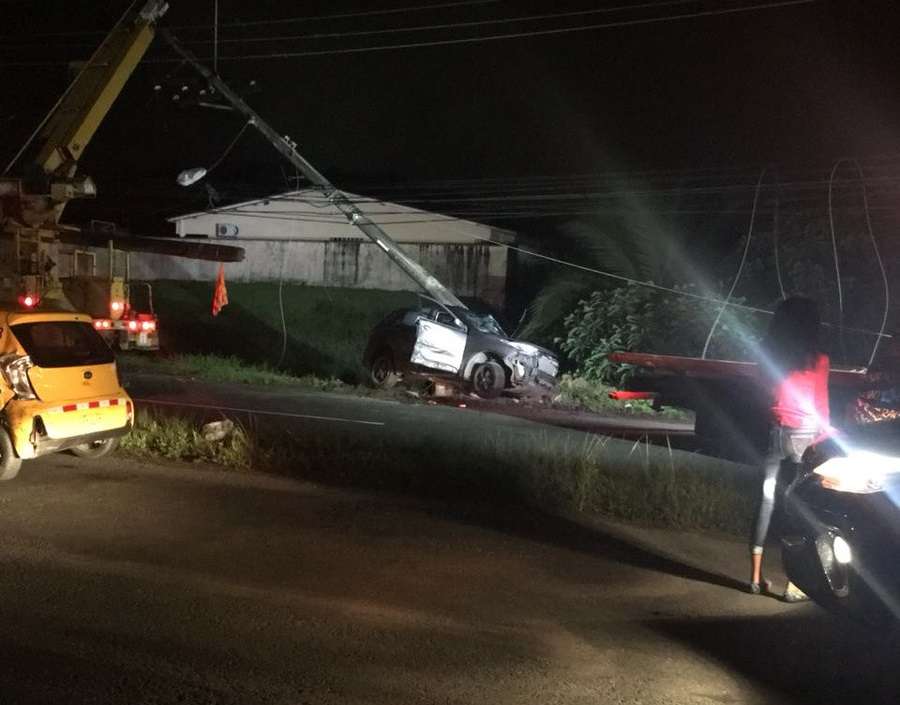 Uno de los vehículos involucrado quedó estrellado contra un poste del tendido eléctrico. Foto: @TraficoCPanama