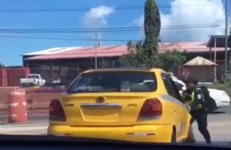 El suceso fue captado en video por un conductor que iba detrás del taxi.