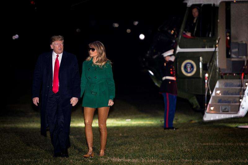 El presidente de los Estados Unidos Donald J. Trump y su esposa Melania Trump a su llegada a la Casa Blanca, en Washington, tras visitar a las tropas estadounidenses destacadas en la base iraquí de Al Asad. EFE