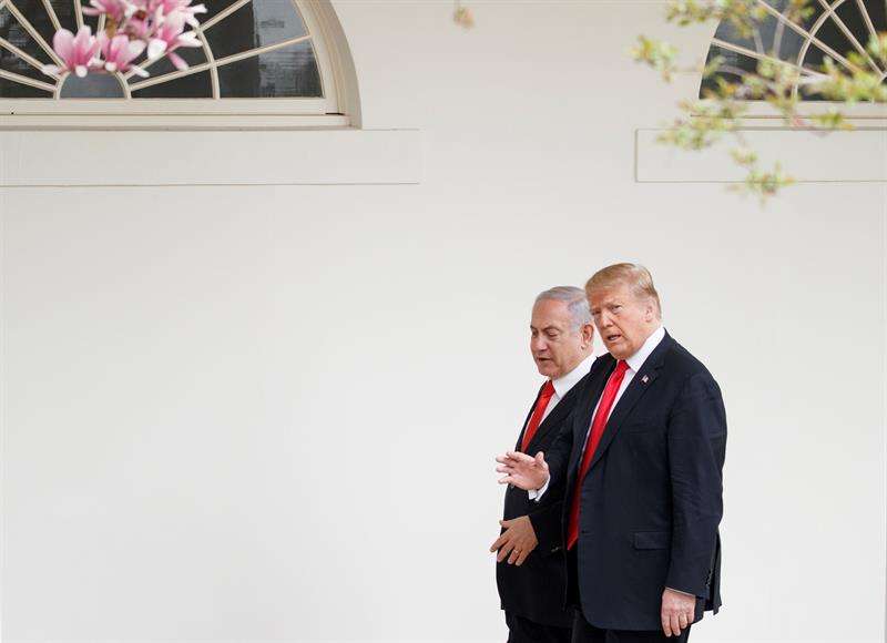 l presidente estadounidense, Donald trump (i), recibe al primer ministro israelí, Benjamin Netanyahu, en el exterior de la Casa Blanca, este lunes en Washington (Estados Unidos). EFE