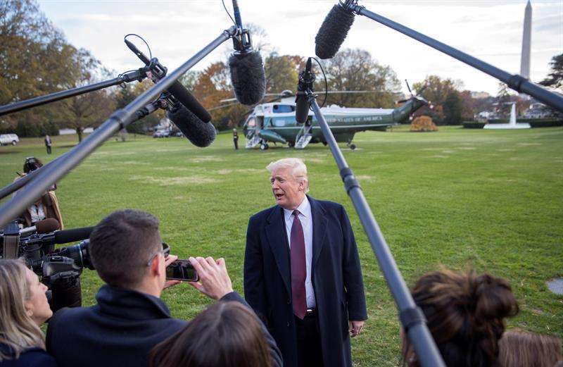 El presidente de los Estados Unidos Donald Trump se despide antes de abordar el Marine One con su familia hoy, en el patio sur de la Casa Blanca en Washington (EE.UU.). EFE