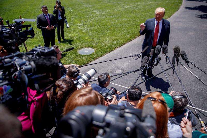 El presidente de Estados Unidos, Donald Trump, atiende a los medios antes de marchar a un acto del Partido Republicano sobre energías renovables en Iowa, este martes en Washington (Estados Unidos). EFE