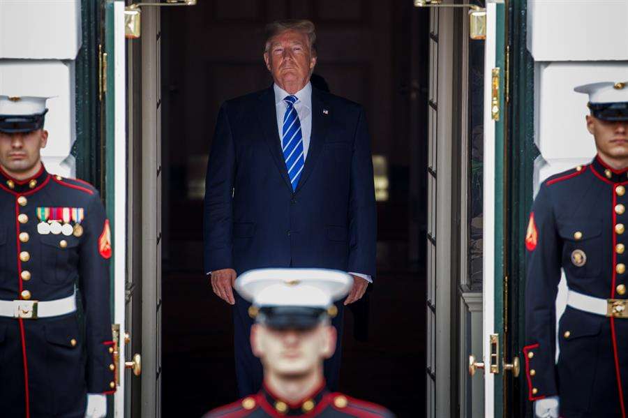El presidente de Estados Unidos, Donald Trump (c), fue registrado este miércoles al recibir a su homólogo de Mongolia, Khaltmaagiin Battulga (fuera de cuadro), en la entrada de la Casa Blanca, en Washington DC (EE.UU.). EFE