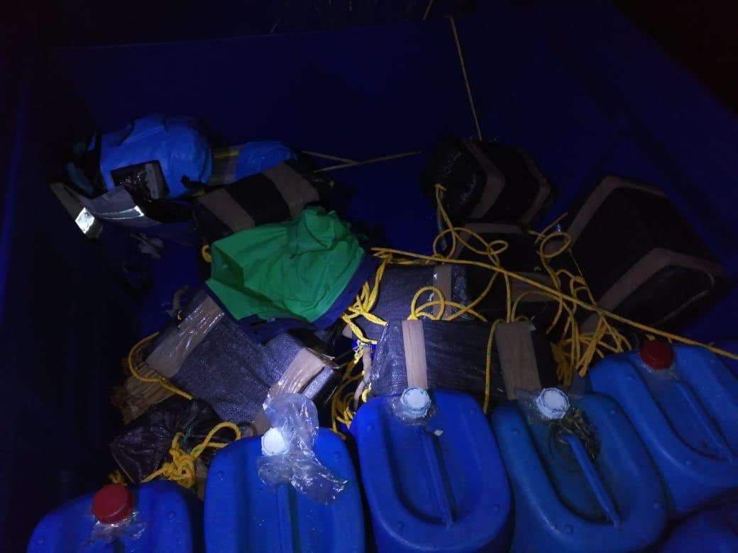 Vistas de la embarcación donde iba la sustancia ilícita. Foto: @SenanPanama