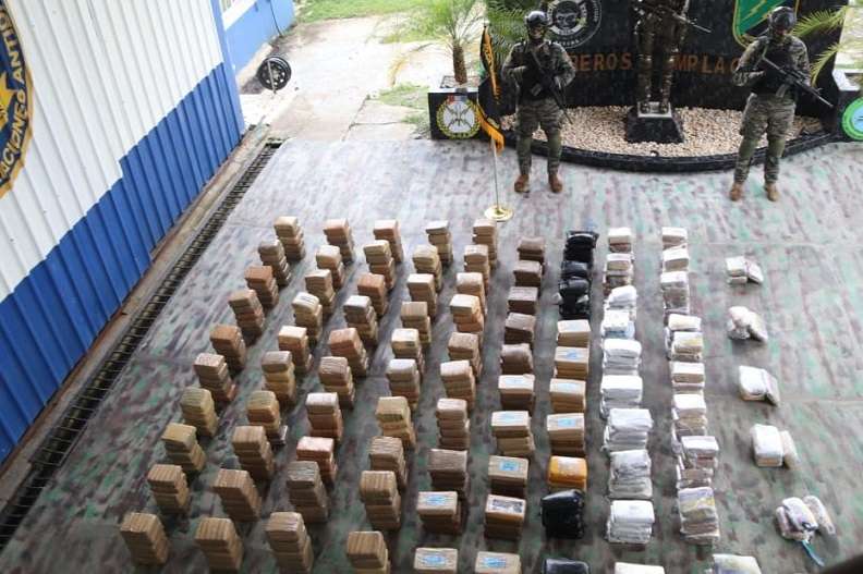 Los cuatro imputados fueron aprehendidos ayer miércoles, cuando se desplazaban en una lancha rápida en la que transportaban 470 paquetes de droga, a 15 millas náuticas en las costas de San Carlos.