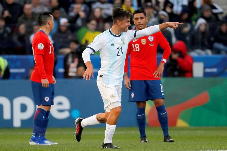 El jugador de Argentina Paulo Dybala celebra un gol, durante el partido Argentina-Chile por el tercer puesto de la Copa América. Foto: EFE