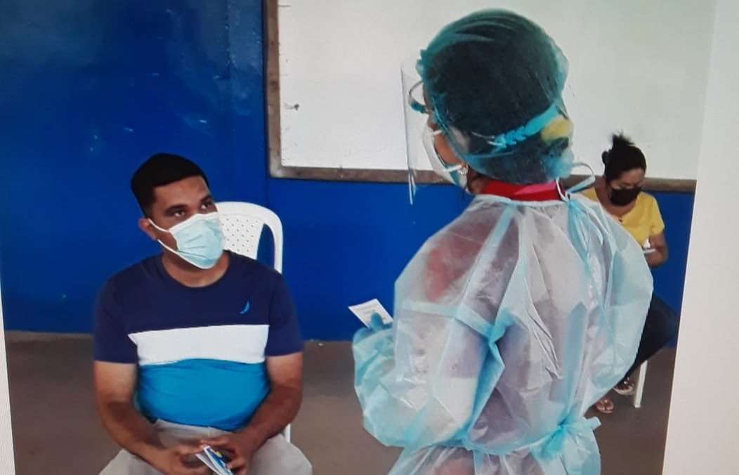 Como estrategia para detectar casos positivos y contactos asintomáticos por #COVID19, los Equipos de Respuesta Rápida continúan realizando pruebas rápidas en el centro de hisopado ubicado en el colegio Rodolfo Chiari.