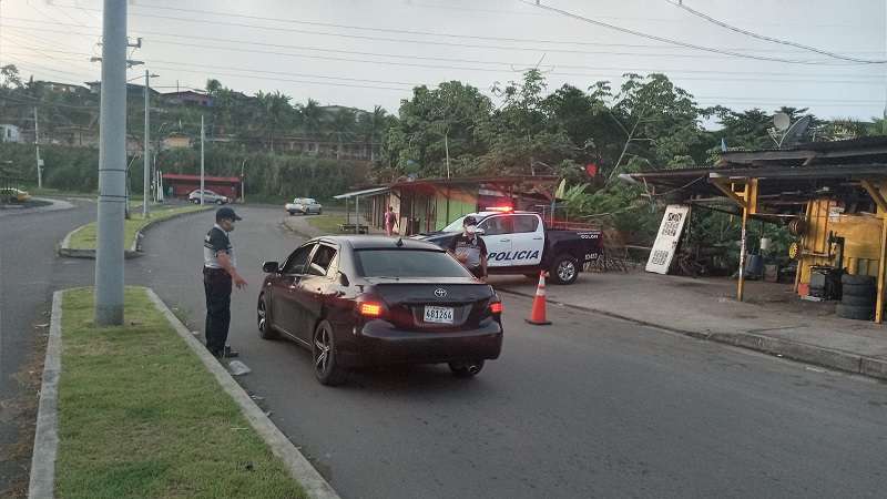 La policía coloca puntos de control en diferentes áreas del país.