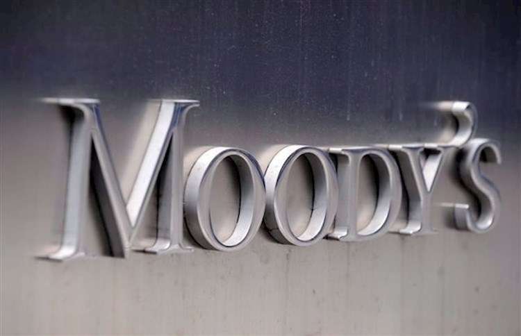 Fotografía de archivo del logo de la agencia de calificación Moody&#039;s en la fachada de su sede en Nueva York (EE.UU.). 