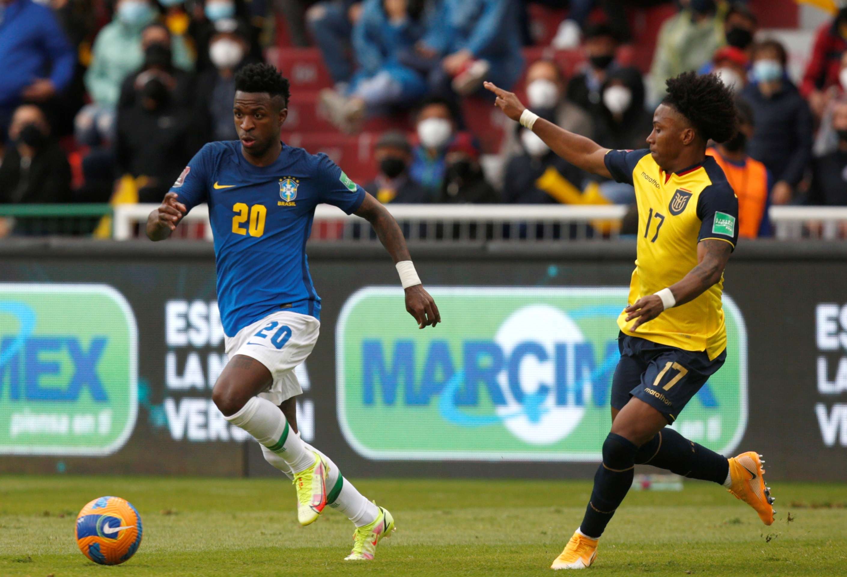 Ángelo Preciado de Ecuador disputa el balón con Vinícius Júnior de Brasil. /EFE
