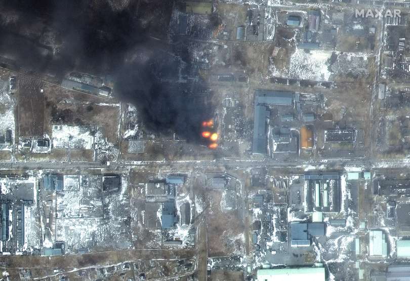 Imagen de satélite proporcionada por Maxar Technologies que muestra edificios y daños de los bombardeos en la ciudad de Mariupol, Ucrania. EFE
