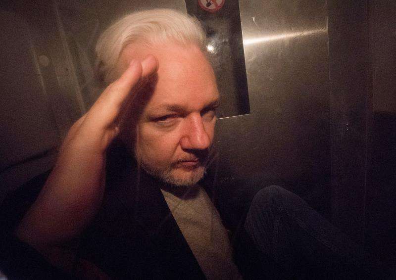 El fundador de Wikileaks, Julian Assange, saludaba a los fotógrafosa antes de abandonar el tribunal de Southwark de Londres (Reino Unido), el pasado 1 de mayo. EFE/Archivo