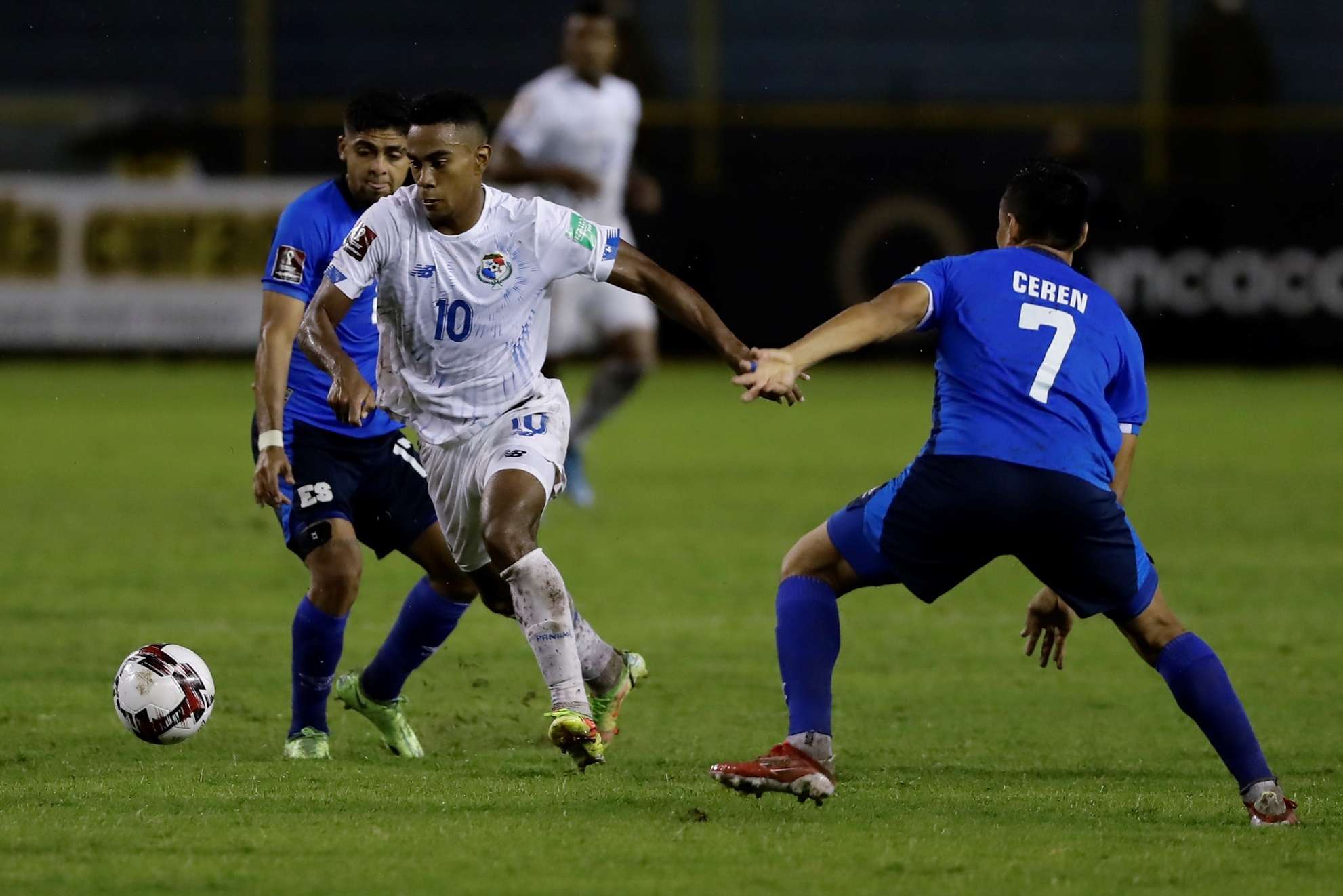 Darwin Cerén (d) de El Salvador disputa un balón con Edgar Barcenas de Panamá. /EFE