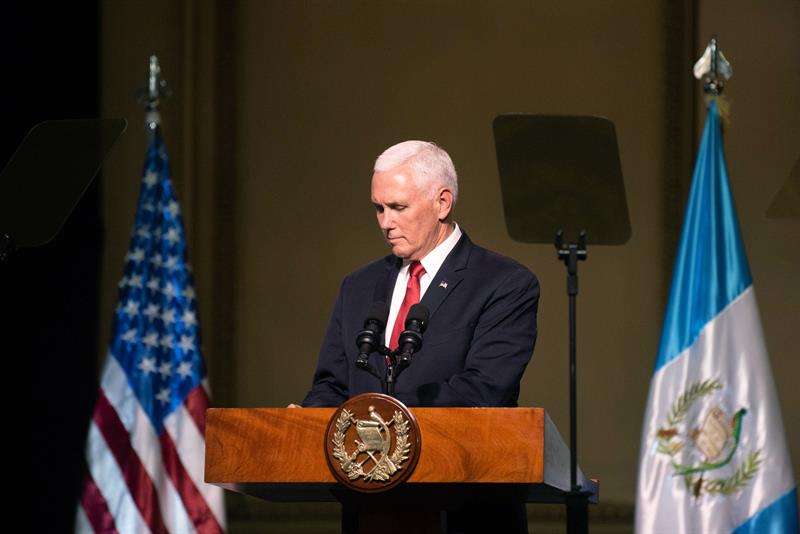 Vicepresidente de Estados Unidos, Mike Pence, habla durante una conferencia multilateral posterior a la reunión con los presidentes del Triángulo Norte de Centroamérica, en el Palacio Nacional de la Cultura de Ciudad de Guatemala. EFE