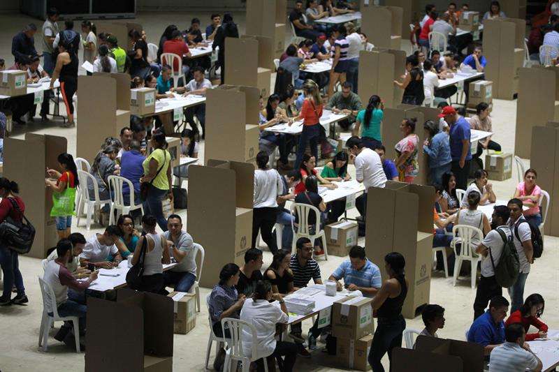 Ciudadanos acuden a votar hoy, domingo 27 de mayo de 2018, en un colegio electoral de Cali (Colombia). EFE