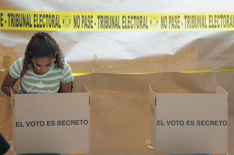Para las elecciones de mayo de 2019, más de 2,7 millones de panameños estarán habilitados para escoger al nuevo presidente y vicepresidente, diputados de la Asamblea Nacional y Parlamento Centroamericano, alcaldes y representantes de corregimiento. EFE