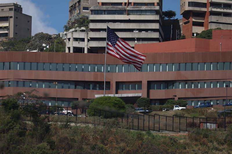 Fotografía del edificio de la embajada de EE.UU. hoy, martes en Caracas (Venezuela). EFE