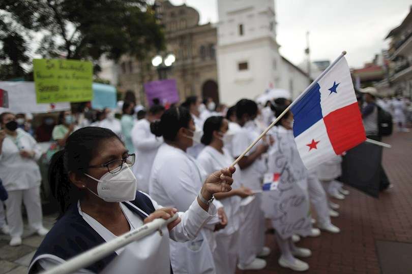 Cientos de enfermeras participan hoy, en una marcha hacia la Presidencia de la República, en protesta por el incumplimiento de promesas salariales. EFE