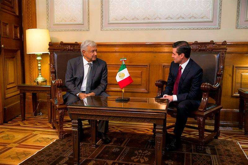 El mandatario mexicano, Enrique Peña Nieto (d), durante una reunión con el próximo presidente de México, Andrés Manuel López Obrador (i), en el Palacio Nacional. Foto: EFE