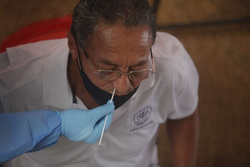 Una persona se realiza una prueba para detectar la covid-19 en Ciudad de Panamá